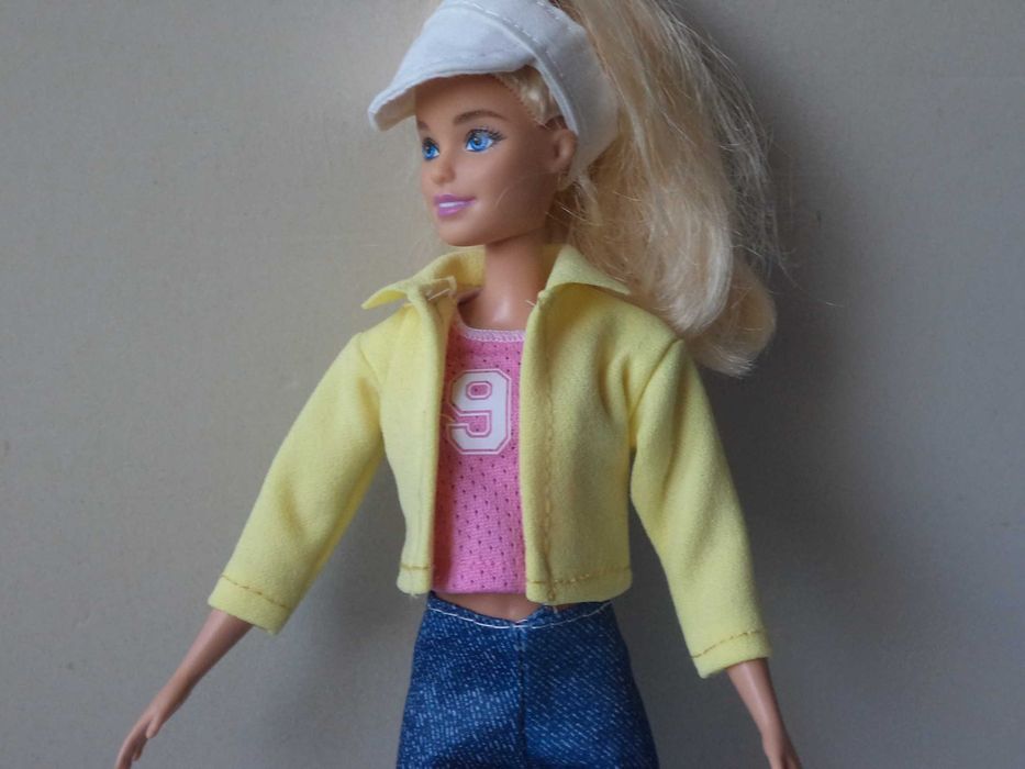 Ubranka dla lalki Barbie - Żakiet, bluzeczka, jeansy, czapka, adidasy.
