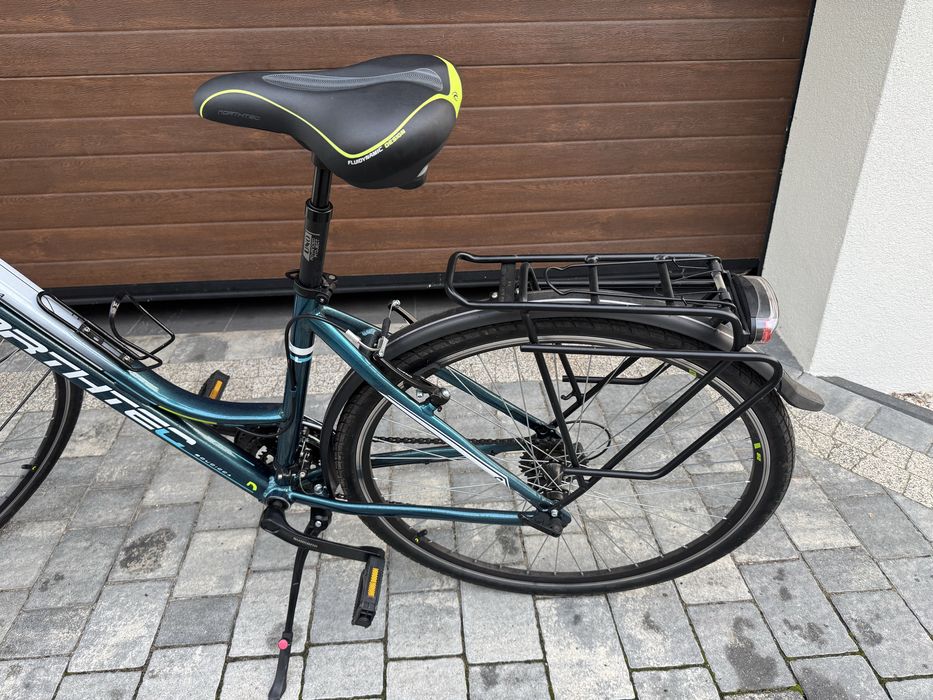 Damski rower miejski Northec Boudicca jasny bialy niebieski koszyk