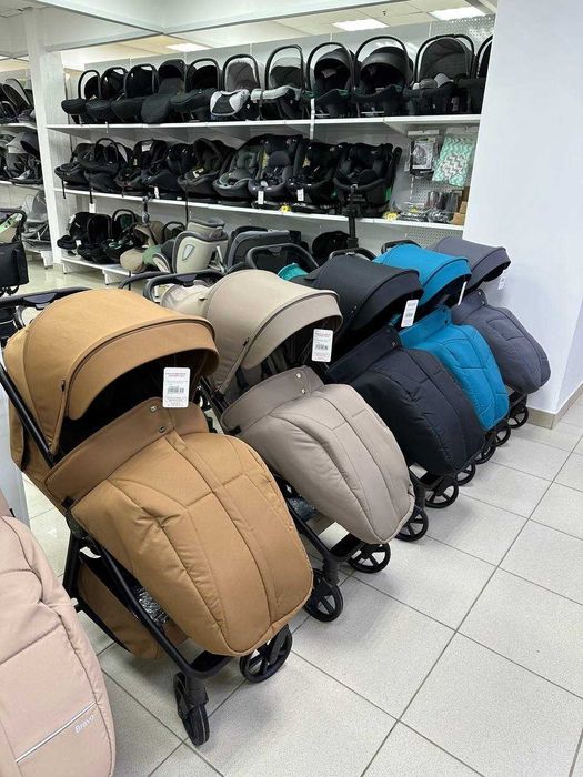 Прогулянкова коляска Carrello Bravo Carbon з LED підсвіткою