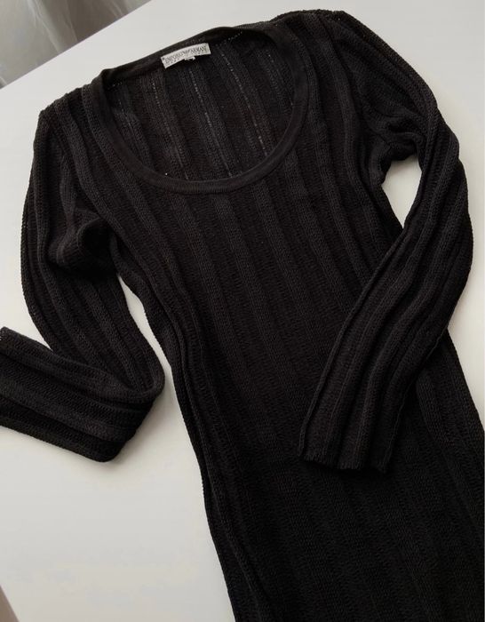 Czarny dłuższy sweterek ażurowy jak krótka sukienka Emporio Armani
