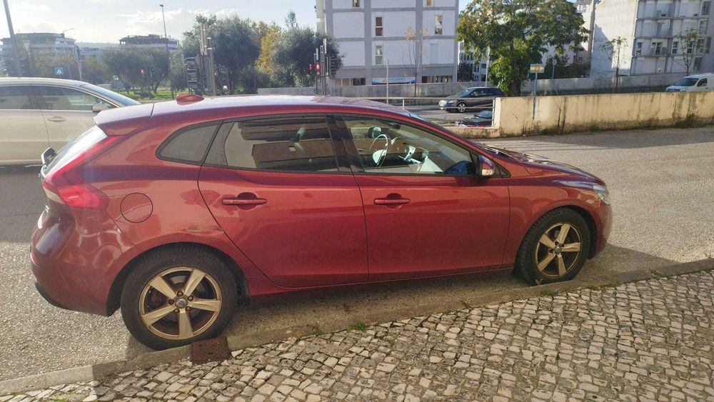 Volvo V40 2014, com 233 000 kms e inspeção realizada