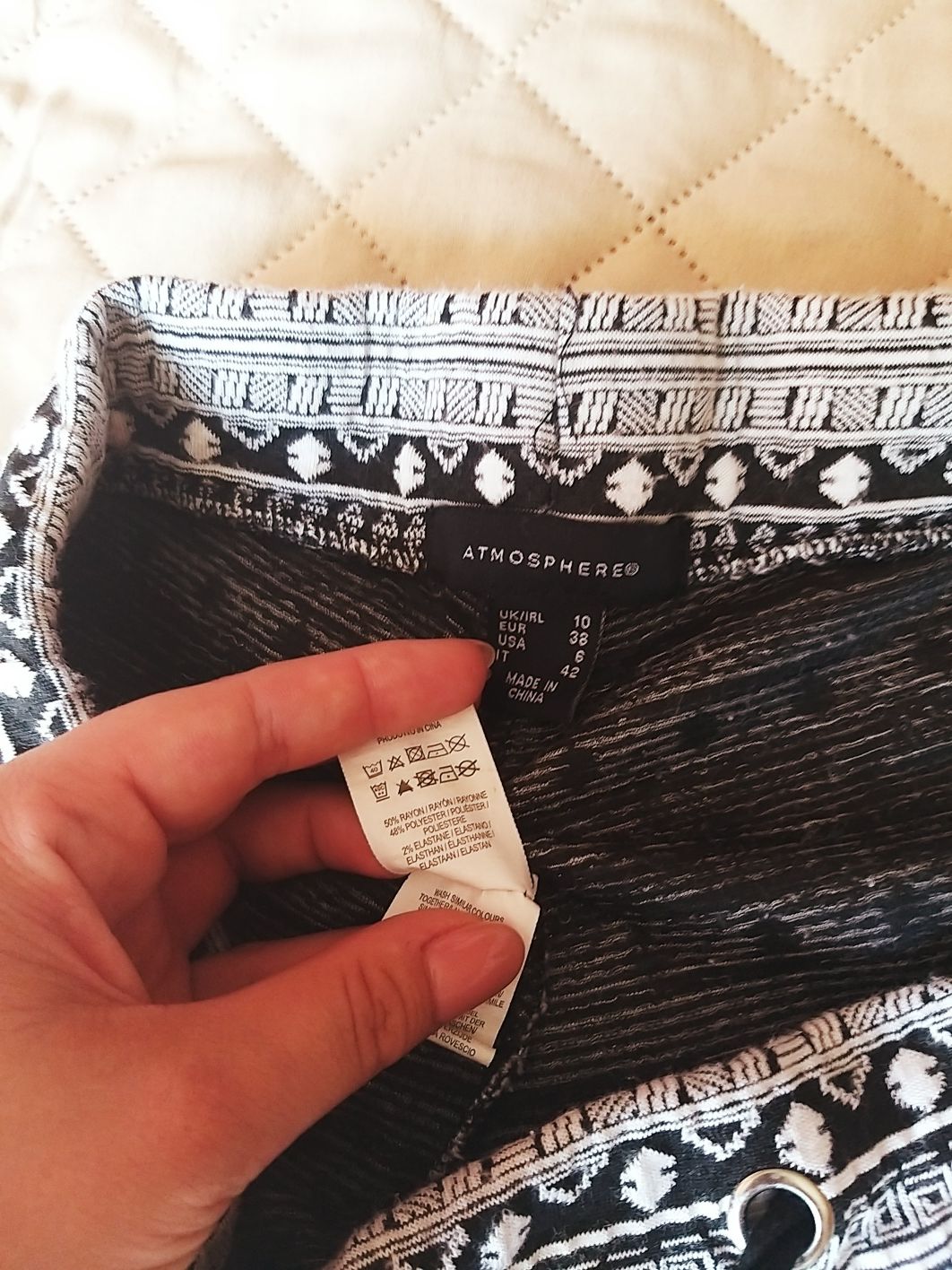 Białe czarne krótkie spodenki szorty gumka gumce azteckie s 36 m 38