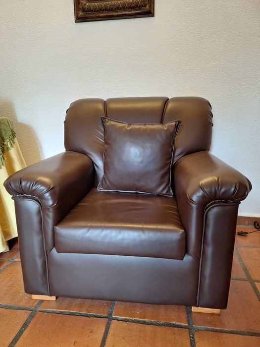 Conjunto de sofás em ecopel.