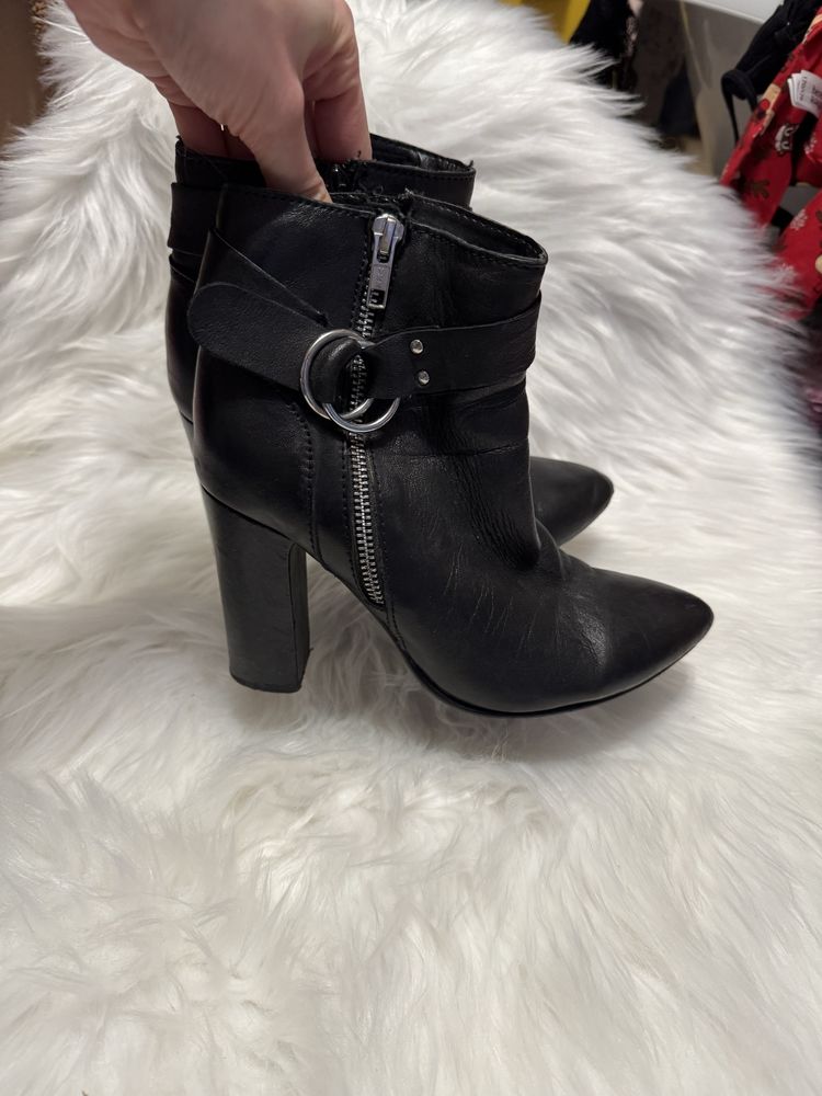 Buty botki czarne na obcasie