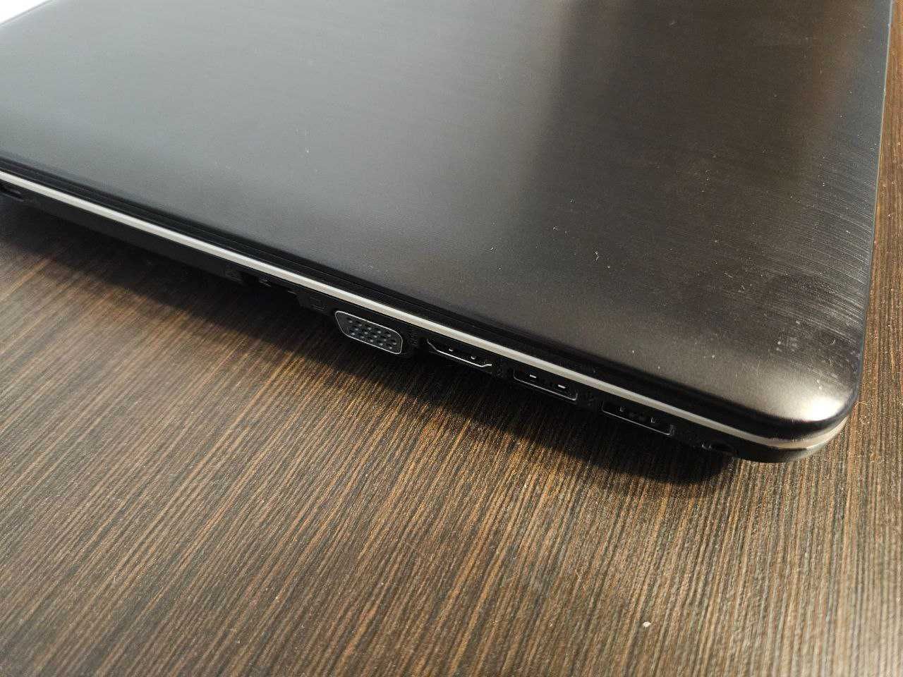 Czarny laptop Asus X541S