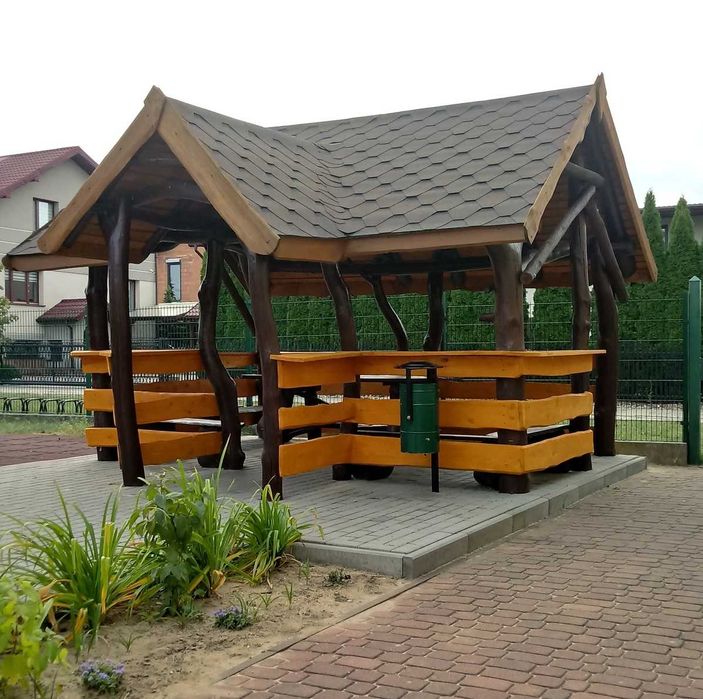 Altana z bali naturalnych krzywych okrągłych biesiadna ogrodowa