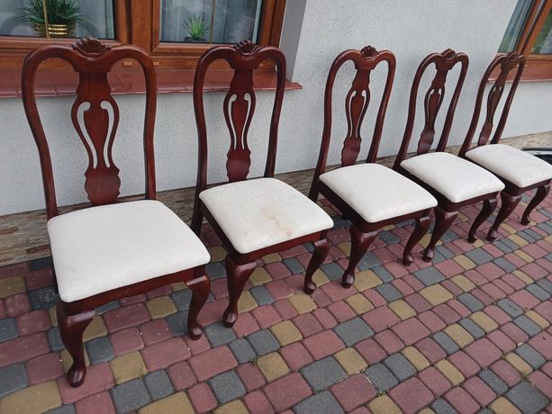 Krzesła machoniowe lub wiśniowe