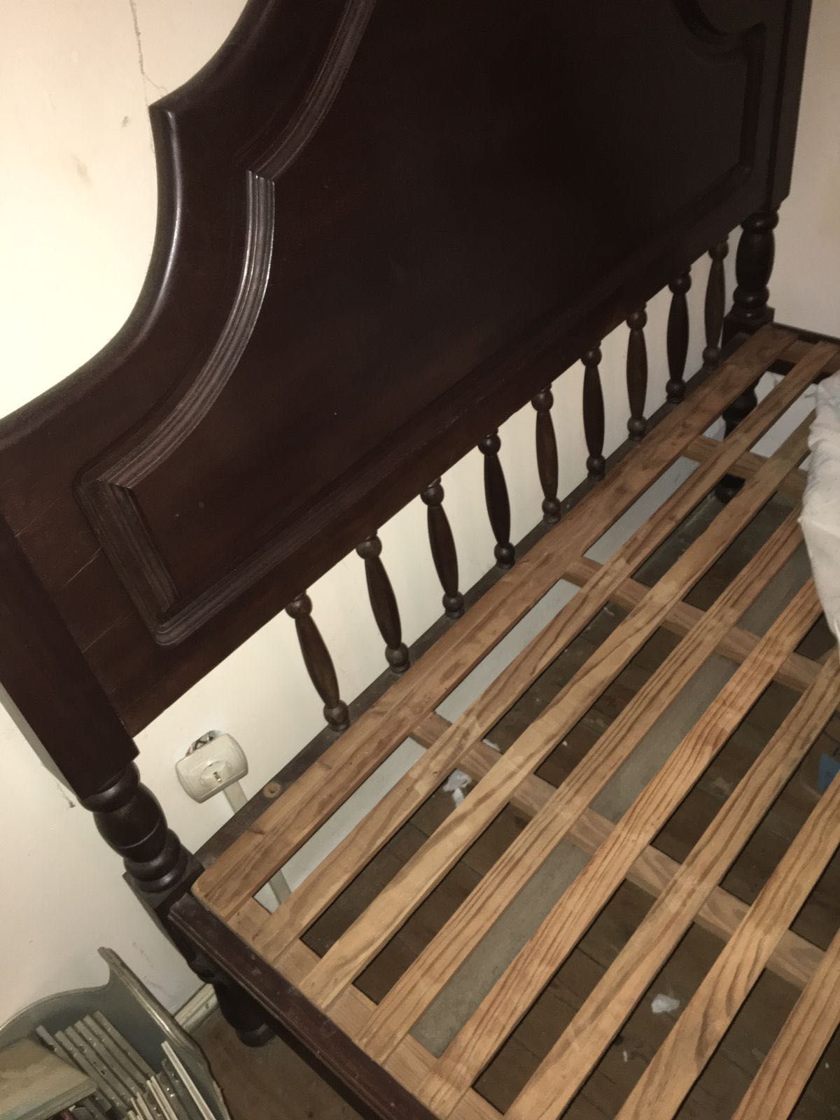 Cama com estrado de madeira