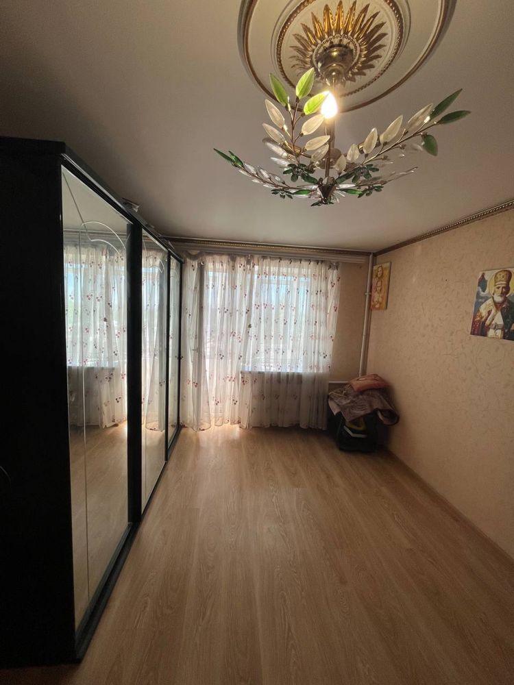 Продаю большую 2 комнатную + кухня студия Квартиру ( Центр ) Чкалова
