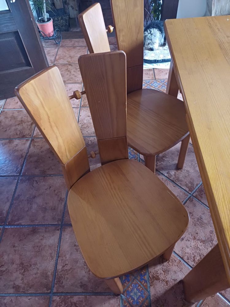 Conjunto de mesa extensivel mais quatro cadeiras em madeira