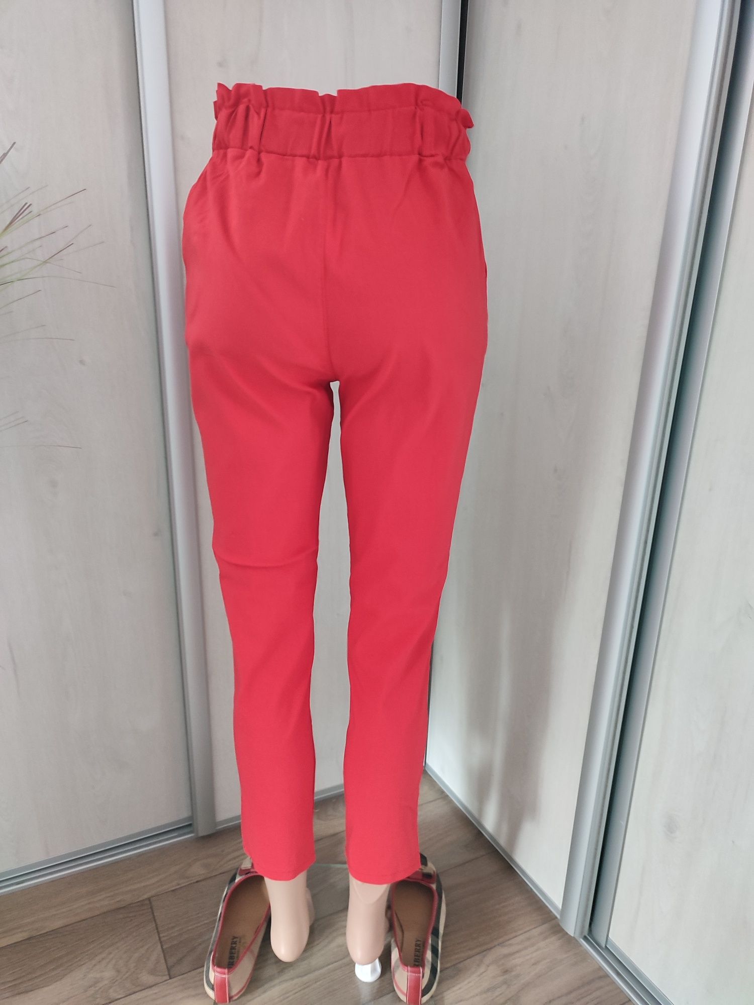 Damskie spodnie, cygaretki, czerwone , guma w pasie, nowe , Made in It
