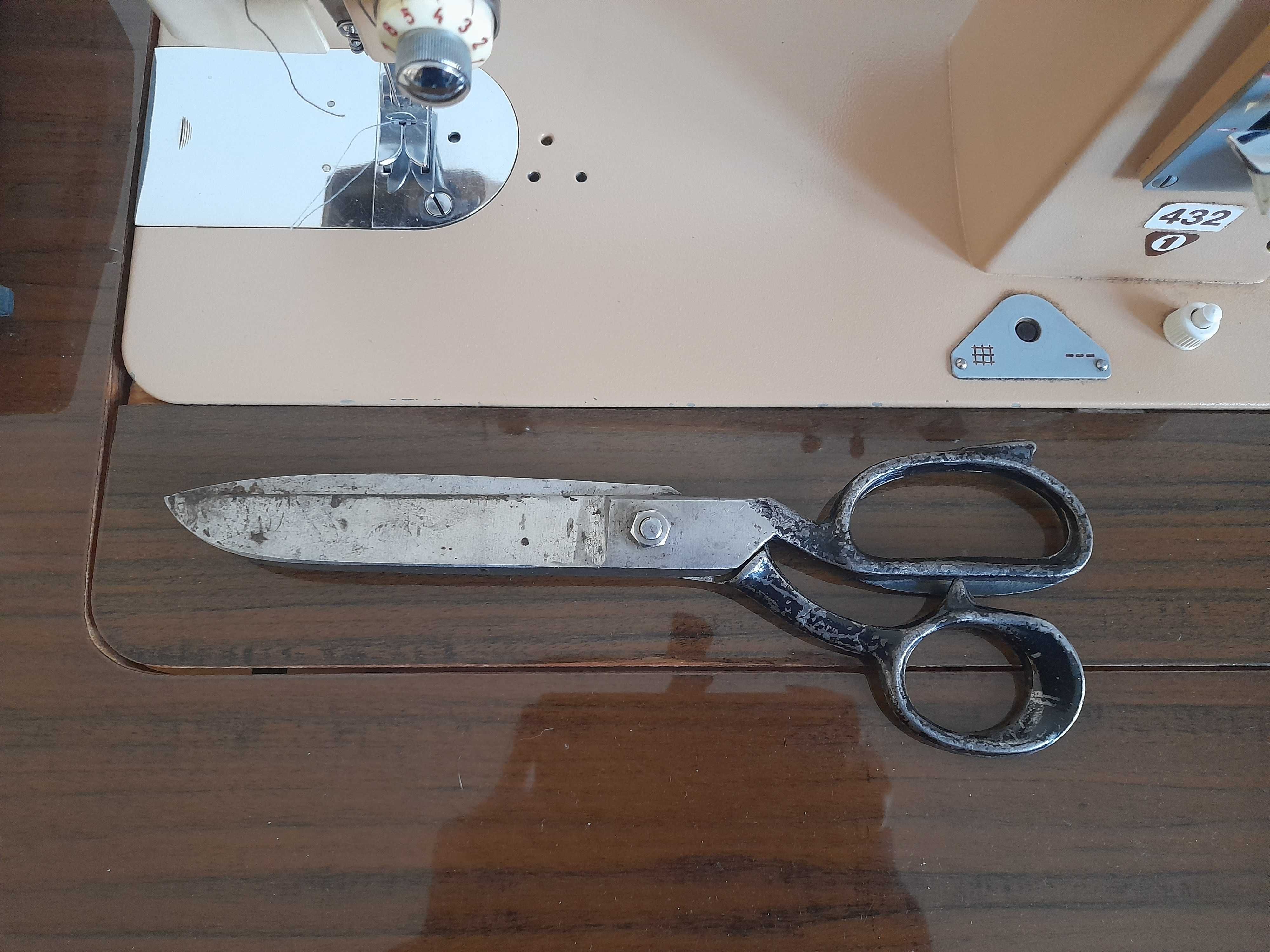 maszyna do szycia Łucznik 432 w meblu