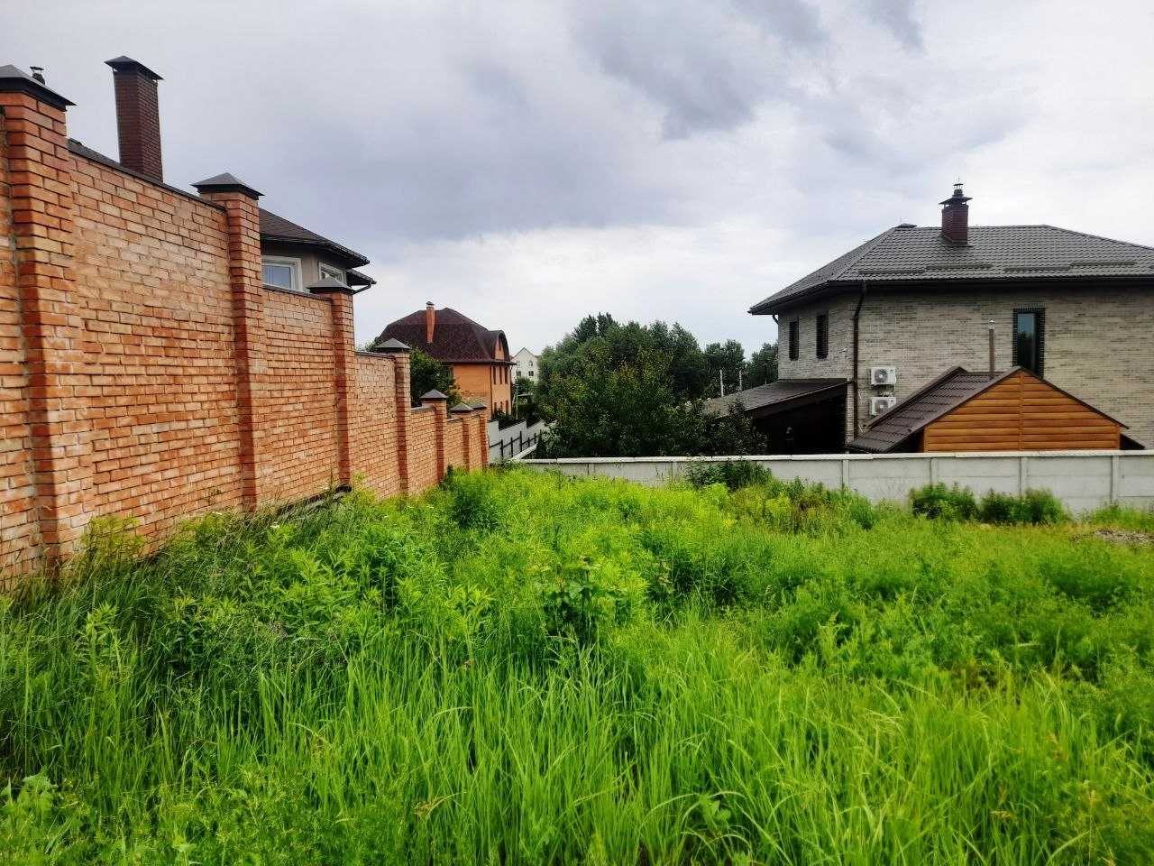 Хотів 9,6 сот під забудову, 800 метрів до центру села, асфальт.