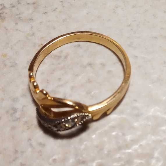 Золотое кольцо с камнями. Укрзолото, 585 проба, 17 размер.