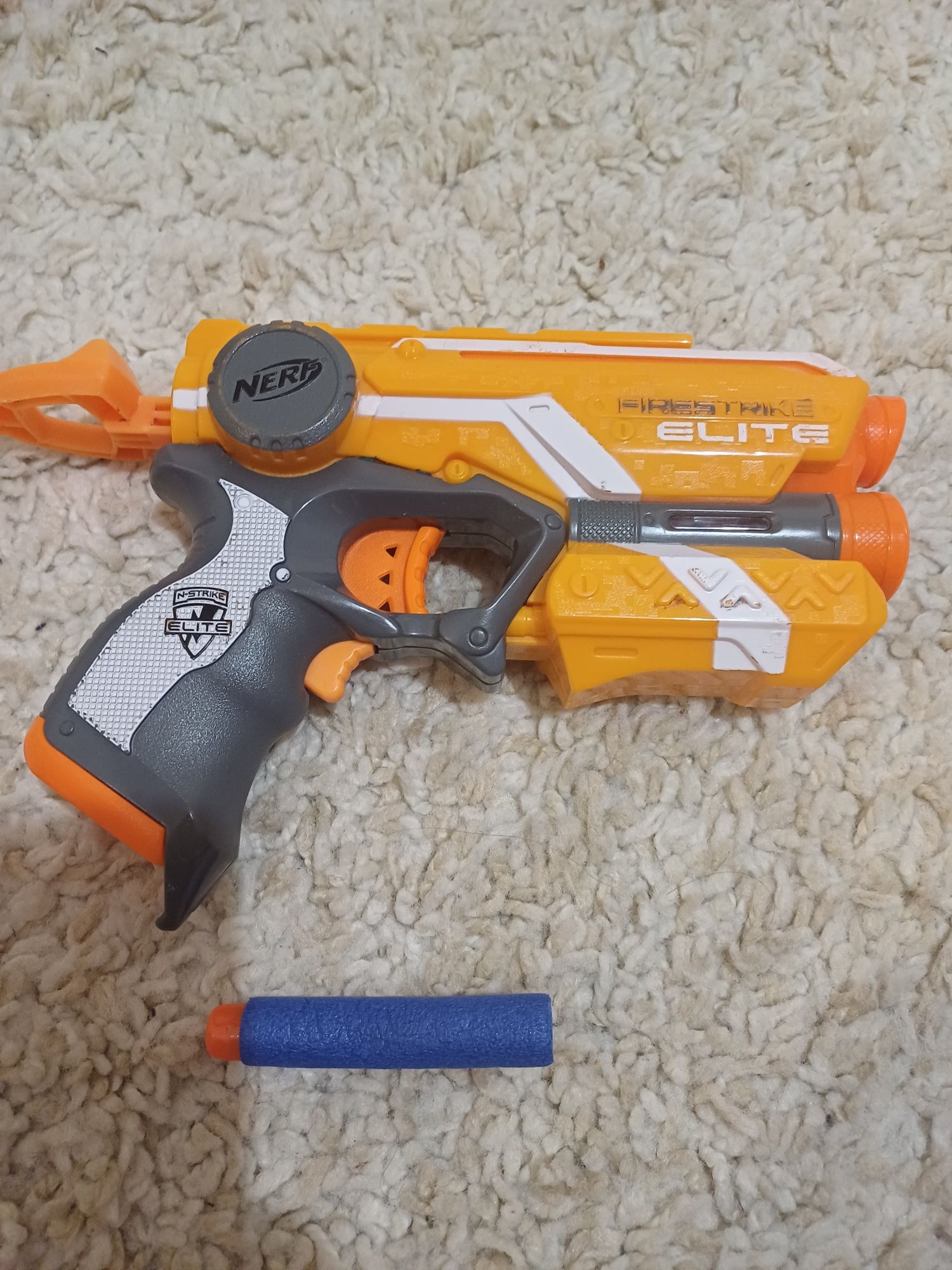 Pistolet Nerf z laserem.