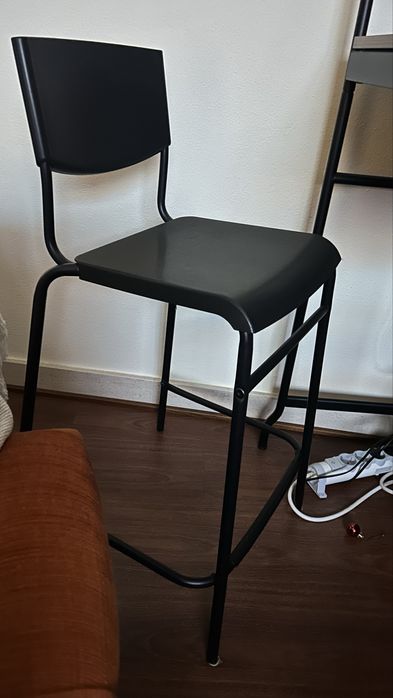 Mesa Alta e 2 cadeiras altas pretas