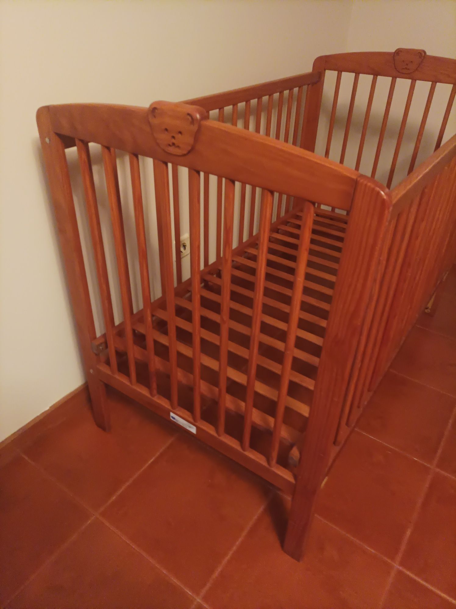 Cama de bebê em madeira maciça