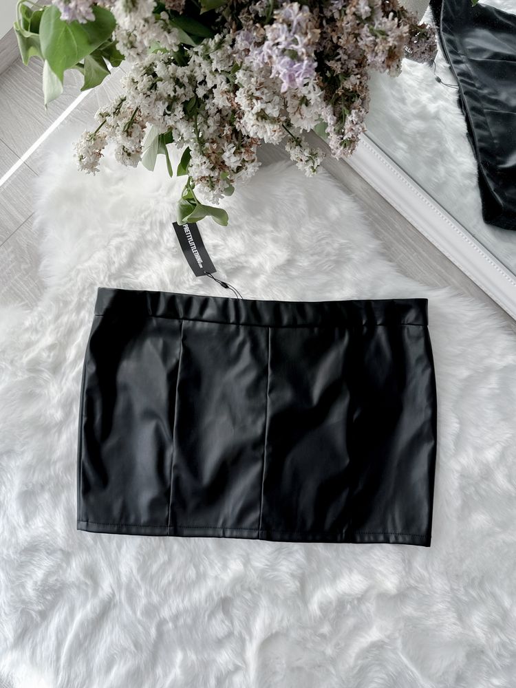 Czarna mini spódniczka ze sztucznej skóry z niskim stanem