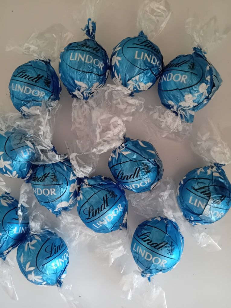 Praliny Lindt Lindor Mleczne Biała Czekolada Z Ciasteczkami 1 KG Na Wa