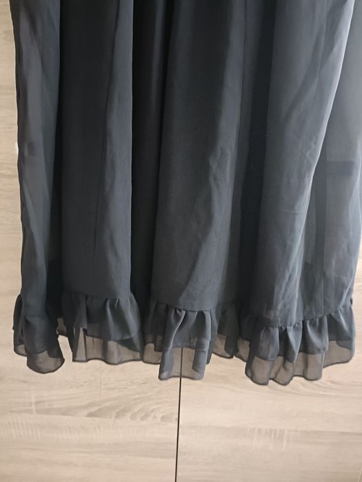 Czarna sukienka z ozdobnym dekoltem plus size
