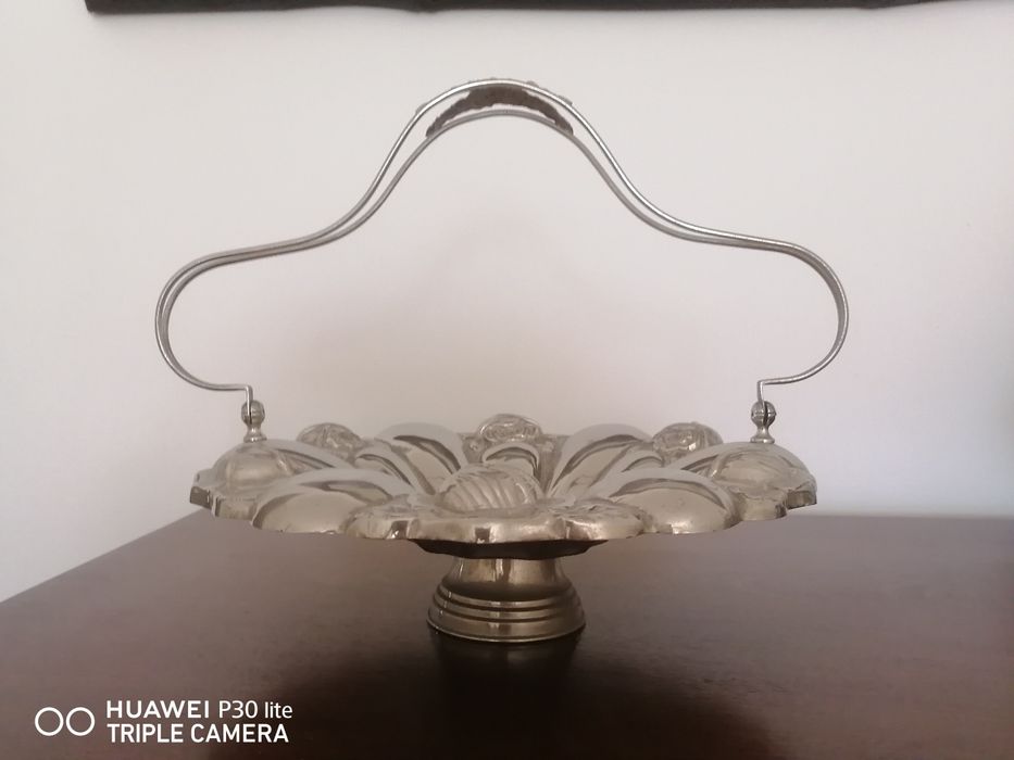 Fruteira em casquinha, com mais de 80 anos