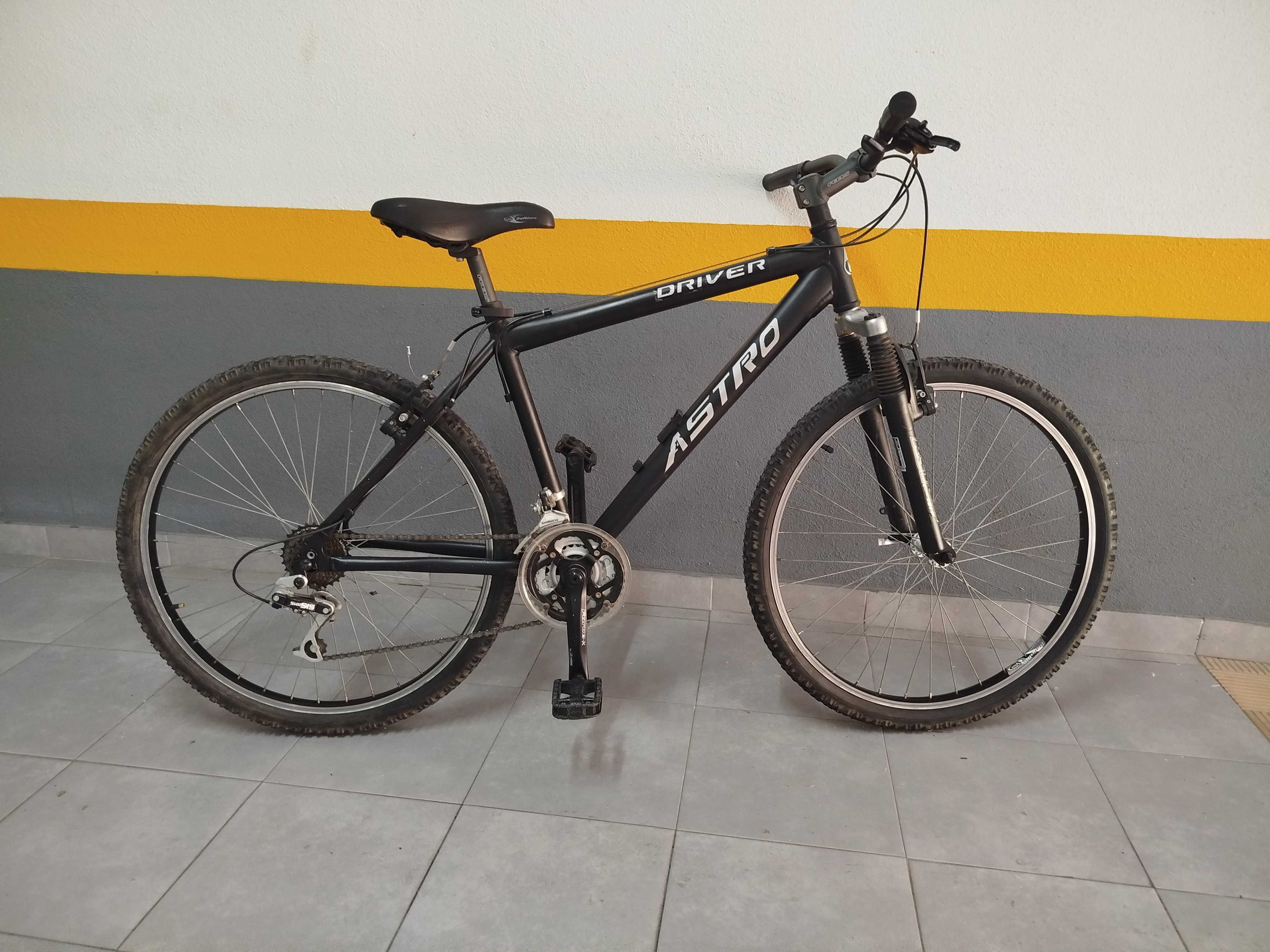 Bicicleta Astro montanha (MTB) com um aro de 26 polegadas.
