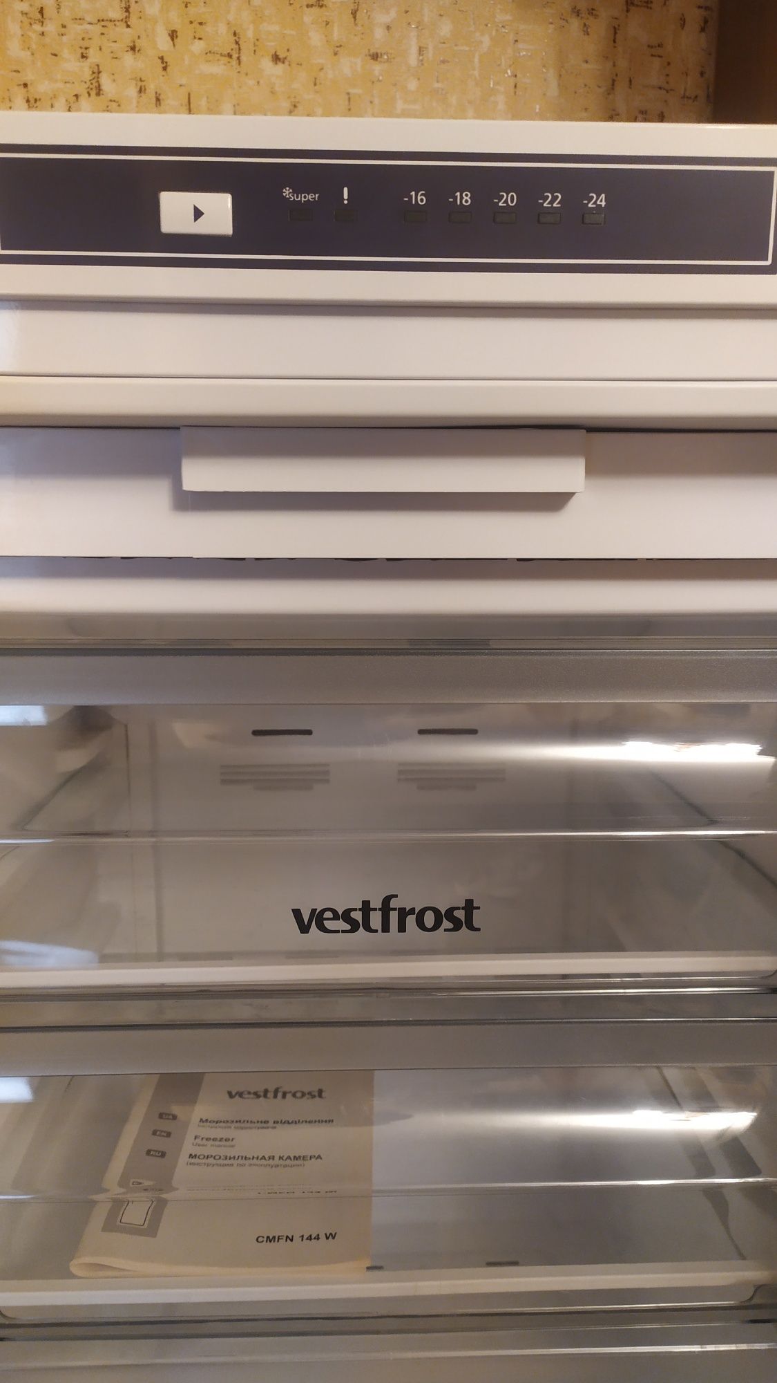 Морозильна камера Vestfrost СMFN 144W