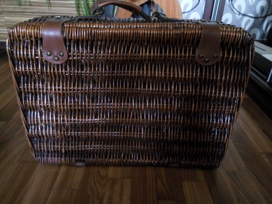 Люксовый чемодан для пикника с посудой