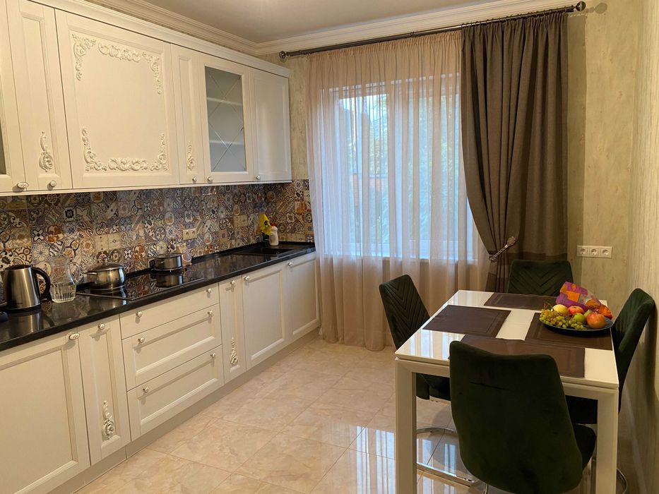 Мятна 10, Жуляни, продам будинок в котеджному містечку