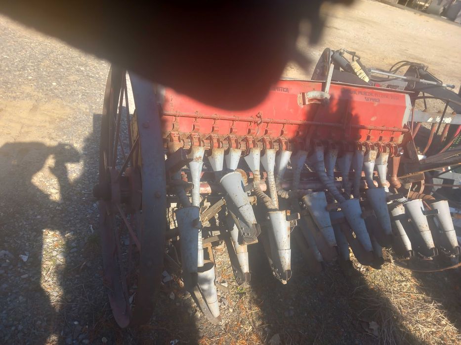 Siewnik zbożowy zawieszany