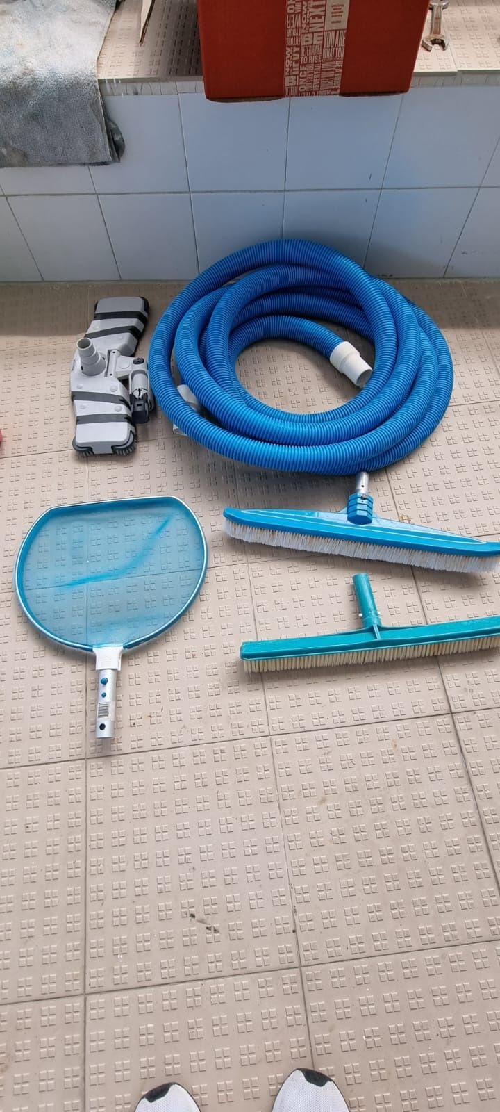 Aspirador, tubo e escovas piscina