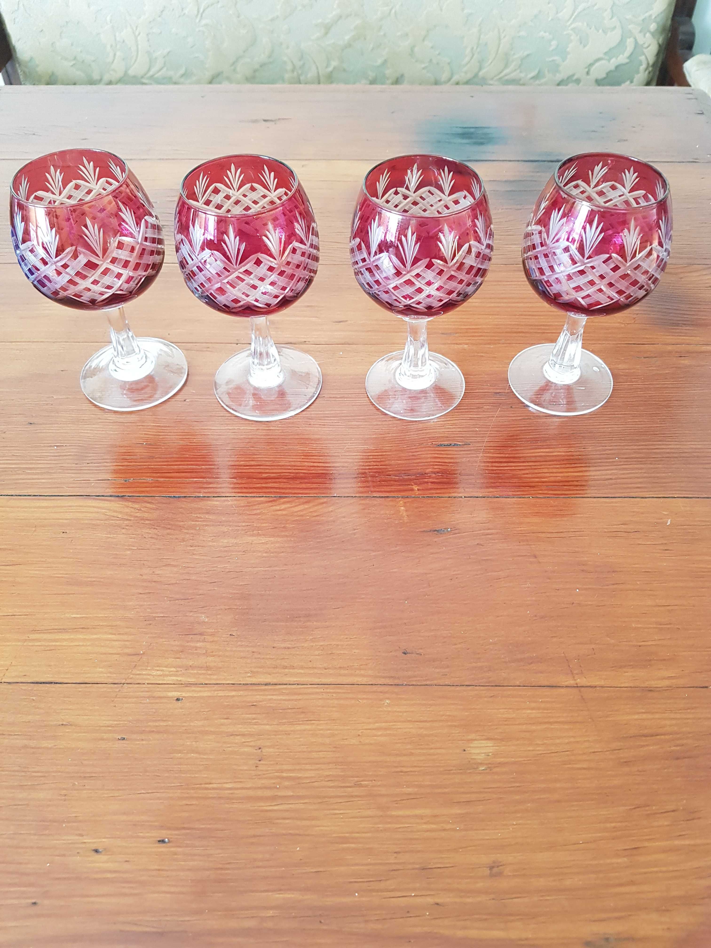 Stare kryształowe 4 kieliszki do wina w kolorze bordo