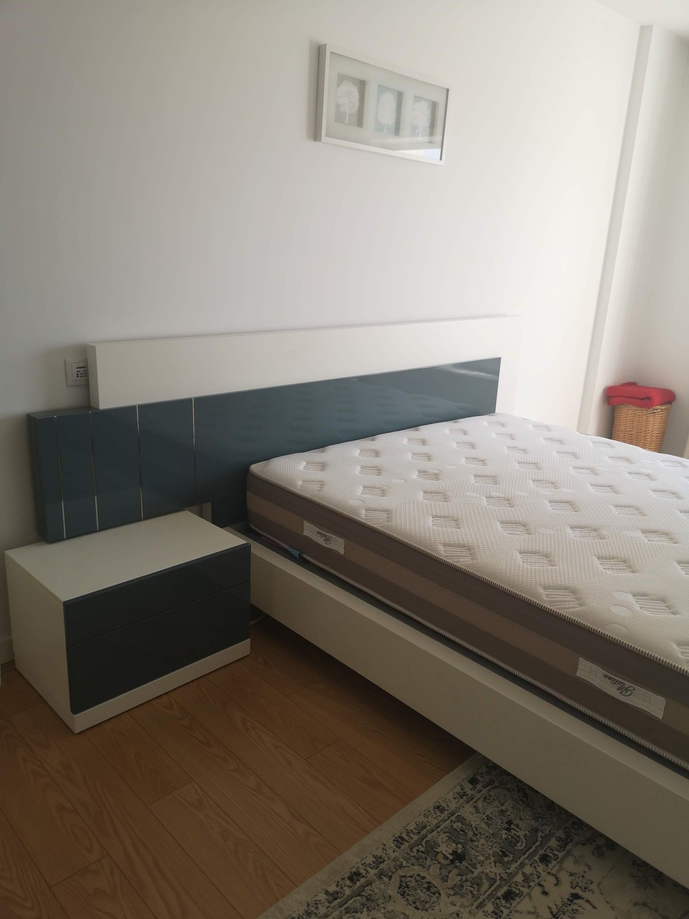 mobília de quarto em madeira branca e cinza com cama, duas mesas de c