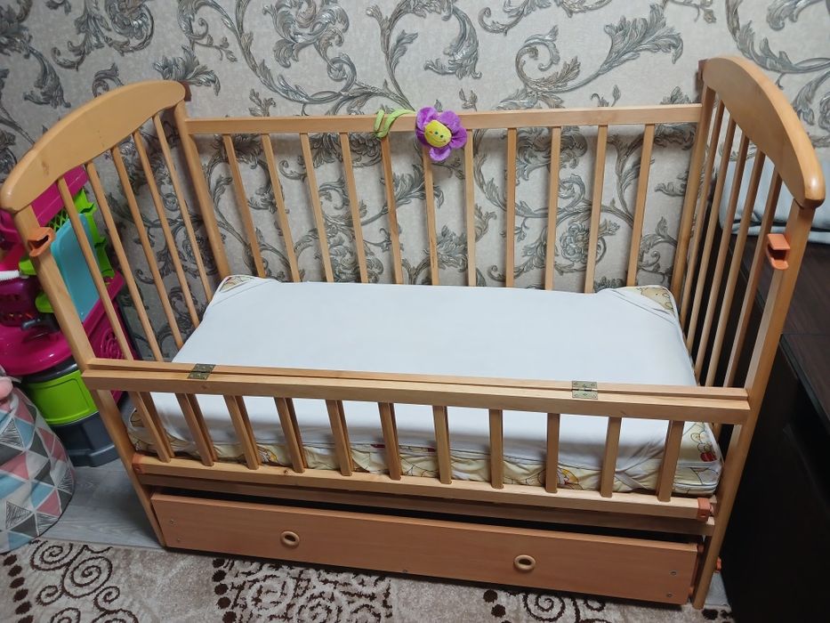Кроватка дитяча з маятником