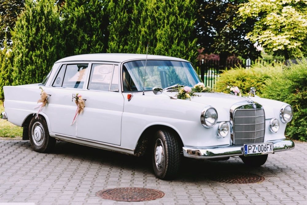 Klasyczna limuzyna do ślubu styl elegancja zabytkowy Mercedes wynajem