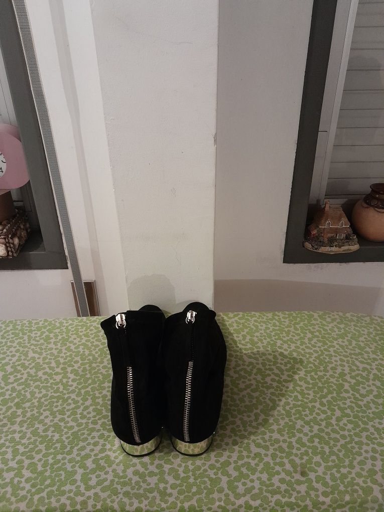 Vendo Botas de Senhora ZARA muito bonitas como novas