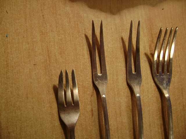 Starocie z PRL - Stare sztućce posrebrzane Hefra = Zestaw 4 sztuki