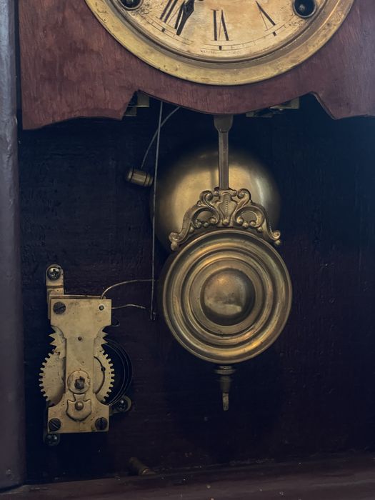 Relógio antigo de pêndulo em madeira – estilo vintage / colecionador