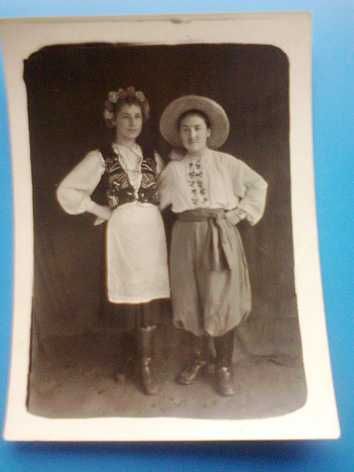 Старинное фото украинских девушек в национальных костюмах