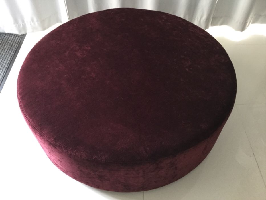 Puff Jolly w odbiciu Leonar uni Aubergine aksamit koloru wina Burgundy