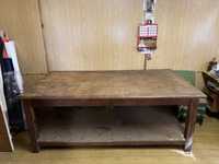 Stary drewniany stół do krojenia materiałów