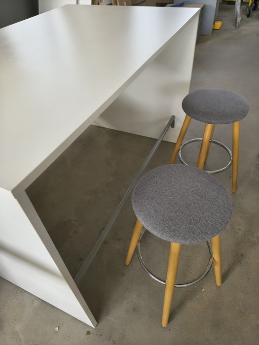 Stół barowy + ławeczka + 2 hokery