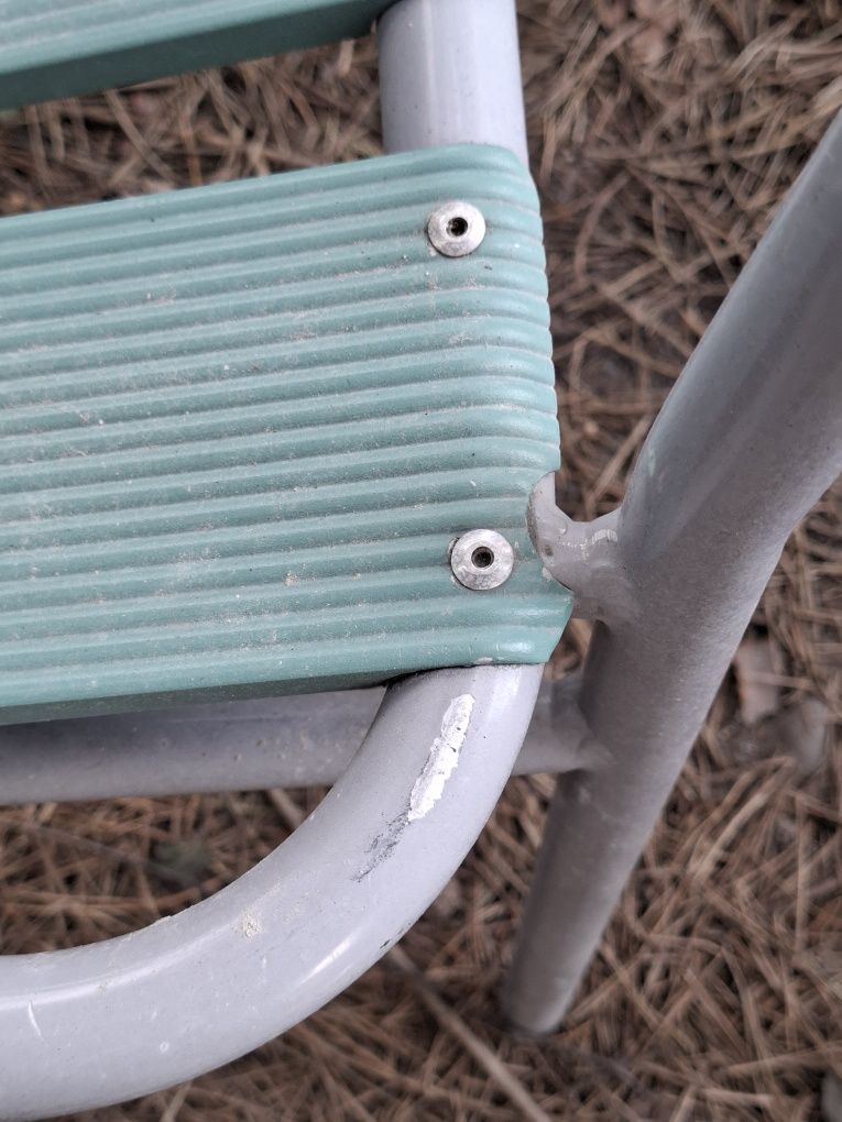srebrne metalowe krzesło do domu z aluminiowymi listwami
Sprzed