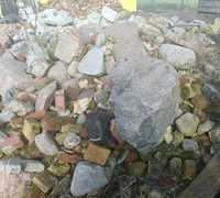 Gruz  cegły i kamienie polne różnej wielkości
