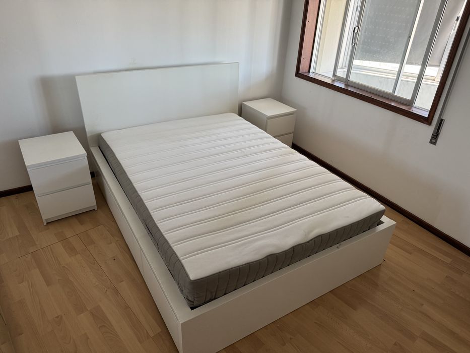 Cama de casal c/mesinhas 200x140