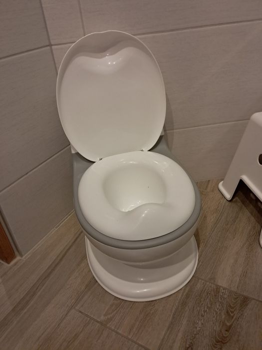 Nocnik jak prawdziwa toaleta