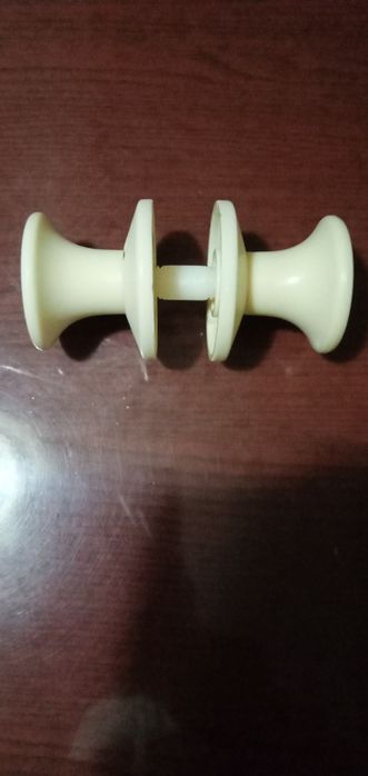 Продам дверные ручки.