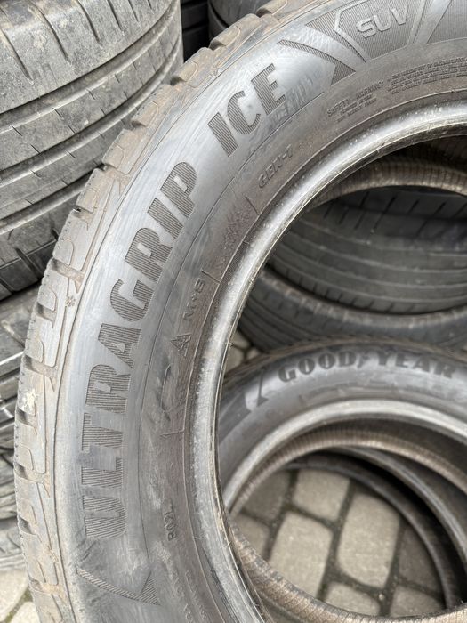 Продам пару 235 60 18 Goodyear UltaGrip Ice
