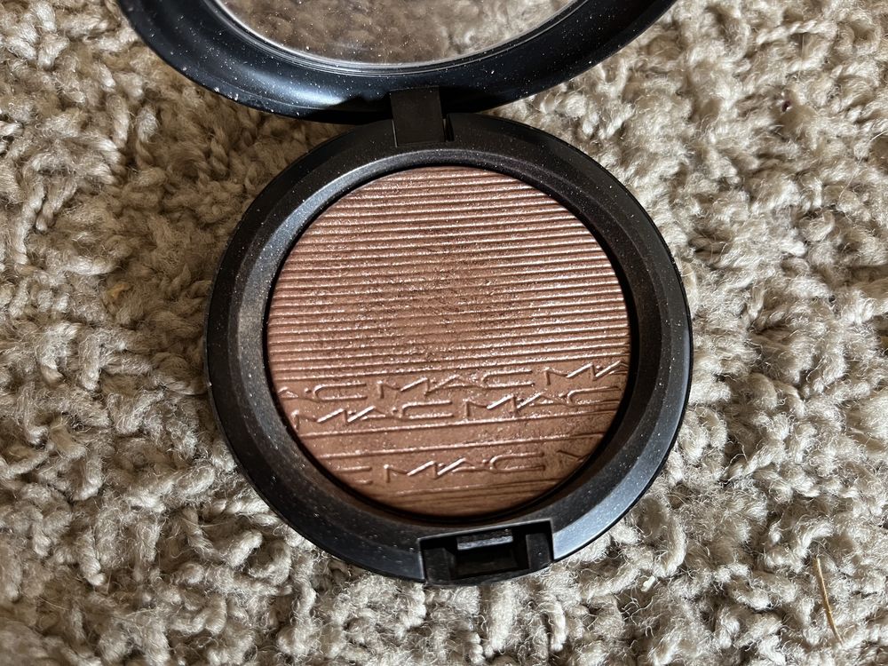 Mac Extra Dimension Skinfinish rozswietlacz do twarzy puder Superb