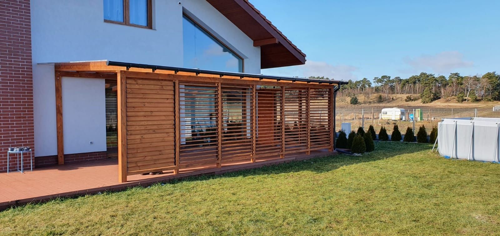 Zadaszenie tarasu, ruchome żaluzje drewniane